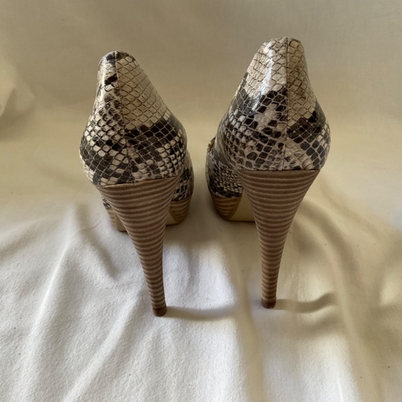 Guess Shoes, Size 8, Snakeskin Print - Picture 3 of 5